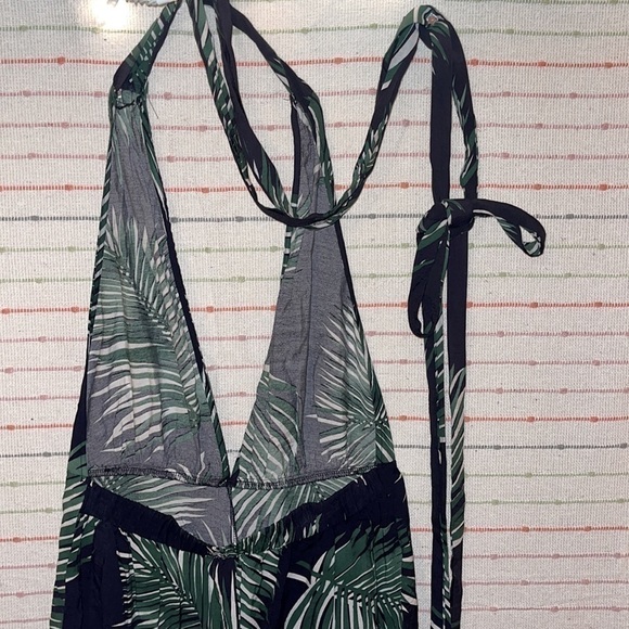 NWOT-Joyfunear Plunging Neck Crisscross Back Ruffle Hem Allover Print Romper - Picture 8 of 10